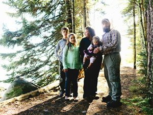 Donnie Mckenzie with Rosemarie, Willow and Donald Evans