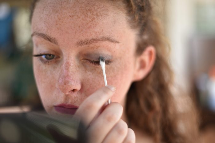 smokey eye shadow q tip uses life hacks
