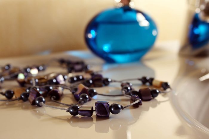 05_Accessories_Things_to_Get_rid_of_Bathroom