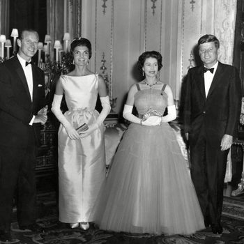 When-Jackie-Kennedy-Met-the-Queen_7665070wj-HistoriaREXShutterstock