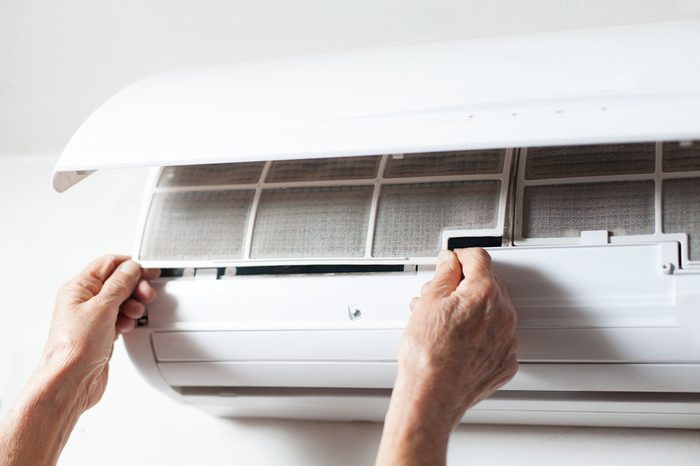 cleaning air conditioner filter 