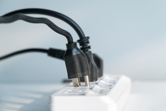 Plug in not fully into bar electrical outlet