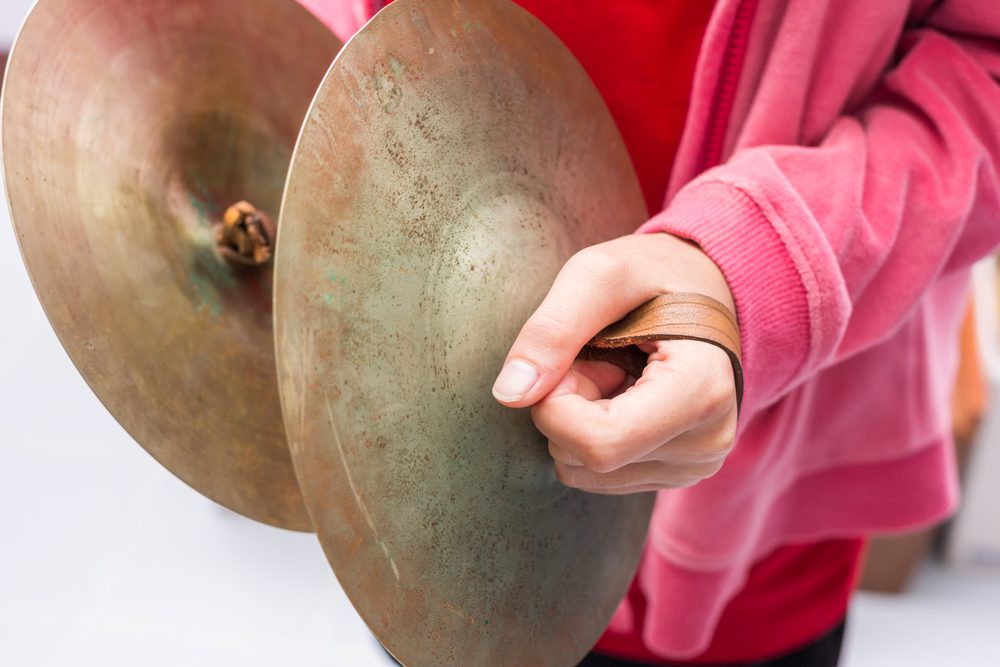 The children is playing cymbal
