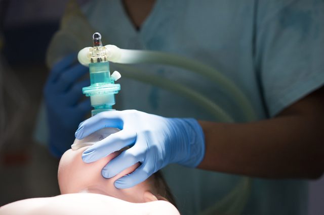 anesthesiologist gives the mask inhalation anesthesia