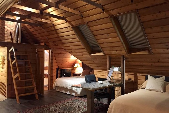 Tree-top, Urban Studio Apt. with Private Porch.