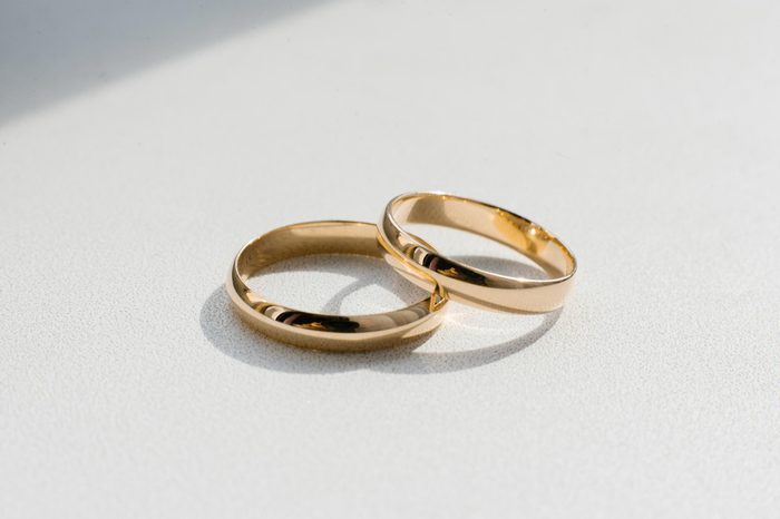 gold wedding rings table