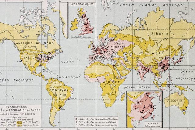 Map depicting global population density using colors to indicate varying densities. Text includes a legend describing population ranges in French.