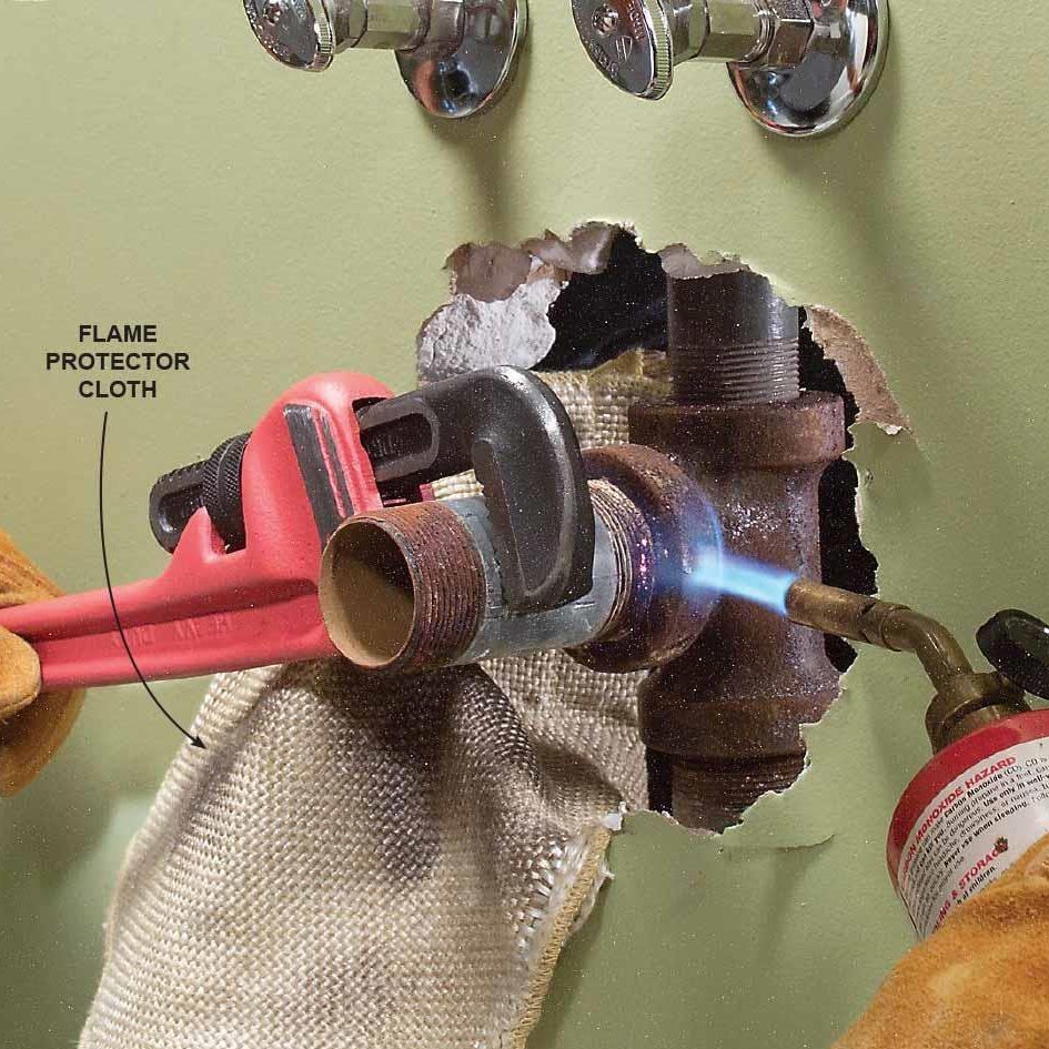 Loosen stuck pipes with heat