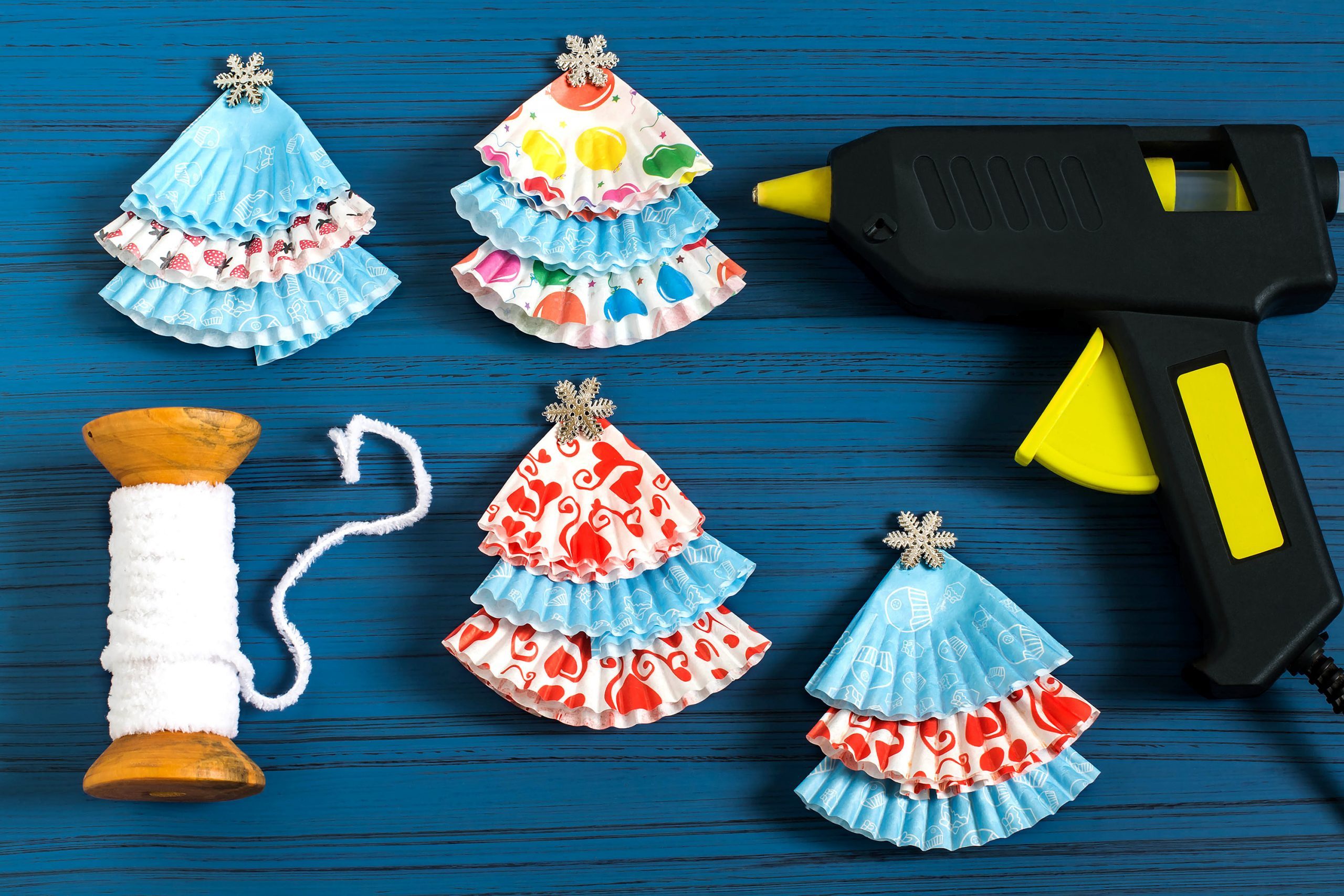 Making garland with Christmas trees from paper forms for muffins. Simple decorations with their own hands. DIY concept. Step-by-step photo instructions. Step 4. Make lot of Christmas trees