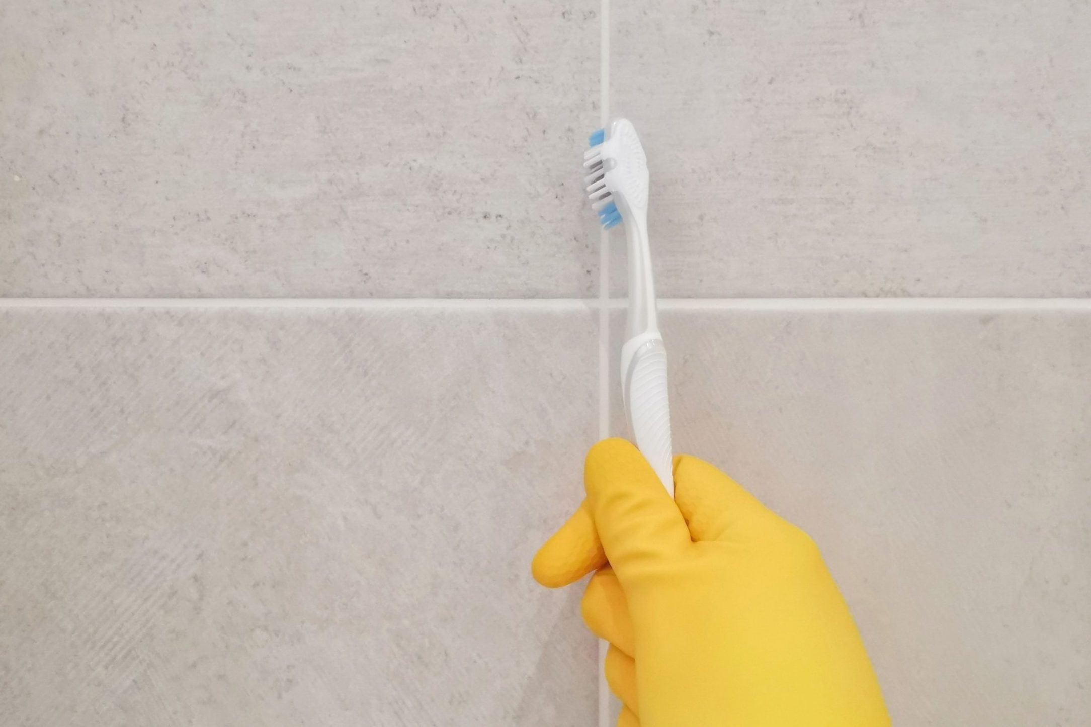 Cleaning bathroom tiles and grout