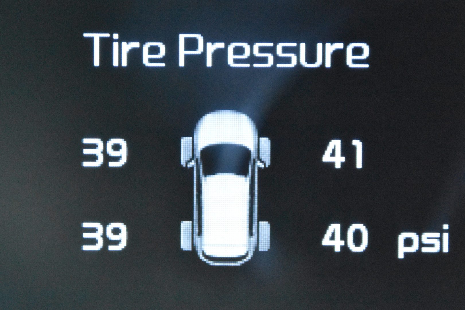 Digital car screen displays tire pressure: front left 39 psi, front right 41 psi, rear left 39 psi, rear right 40 psi.