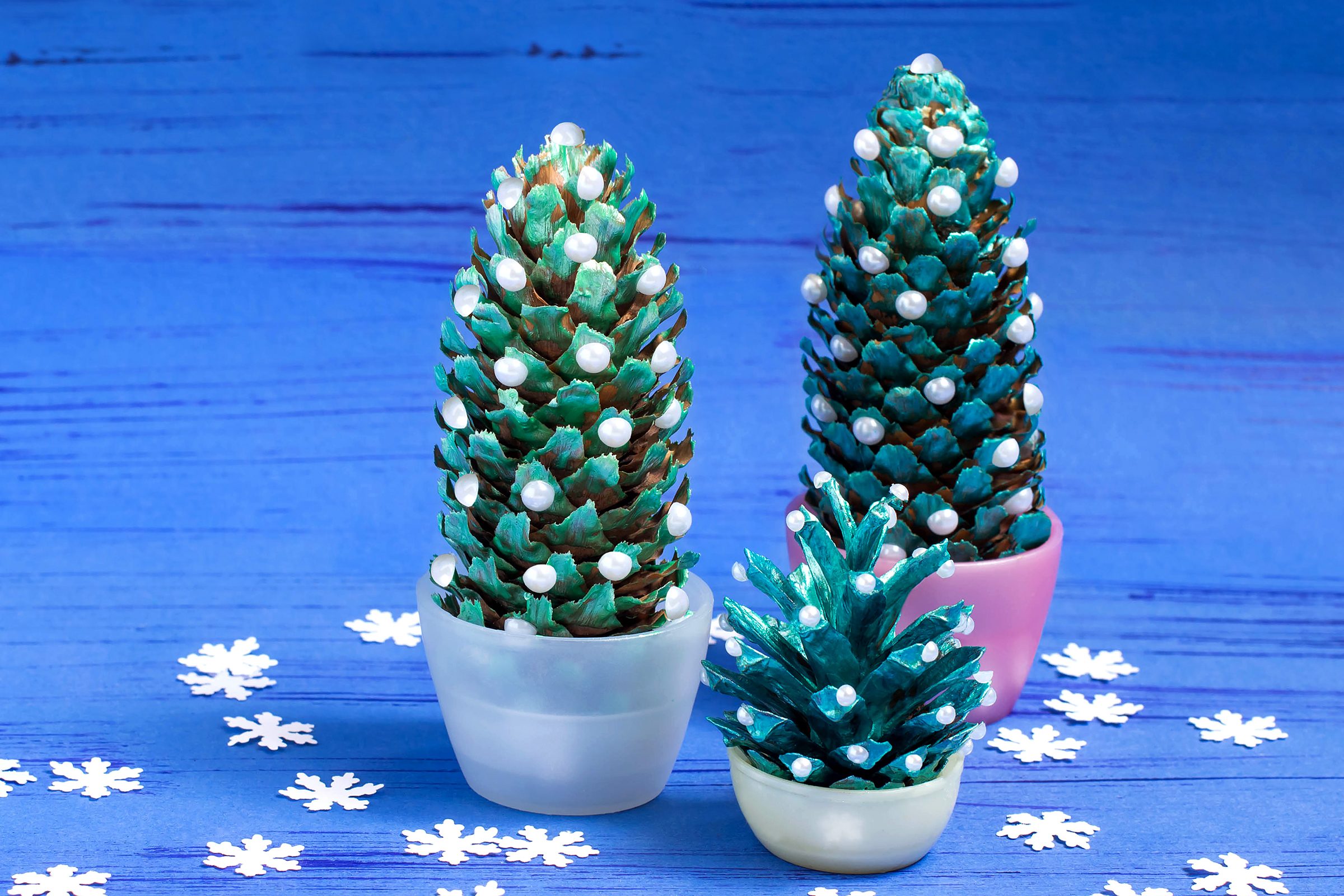 Making Christmas tree of cones