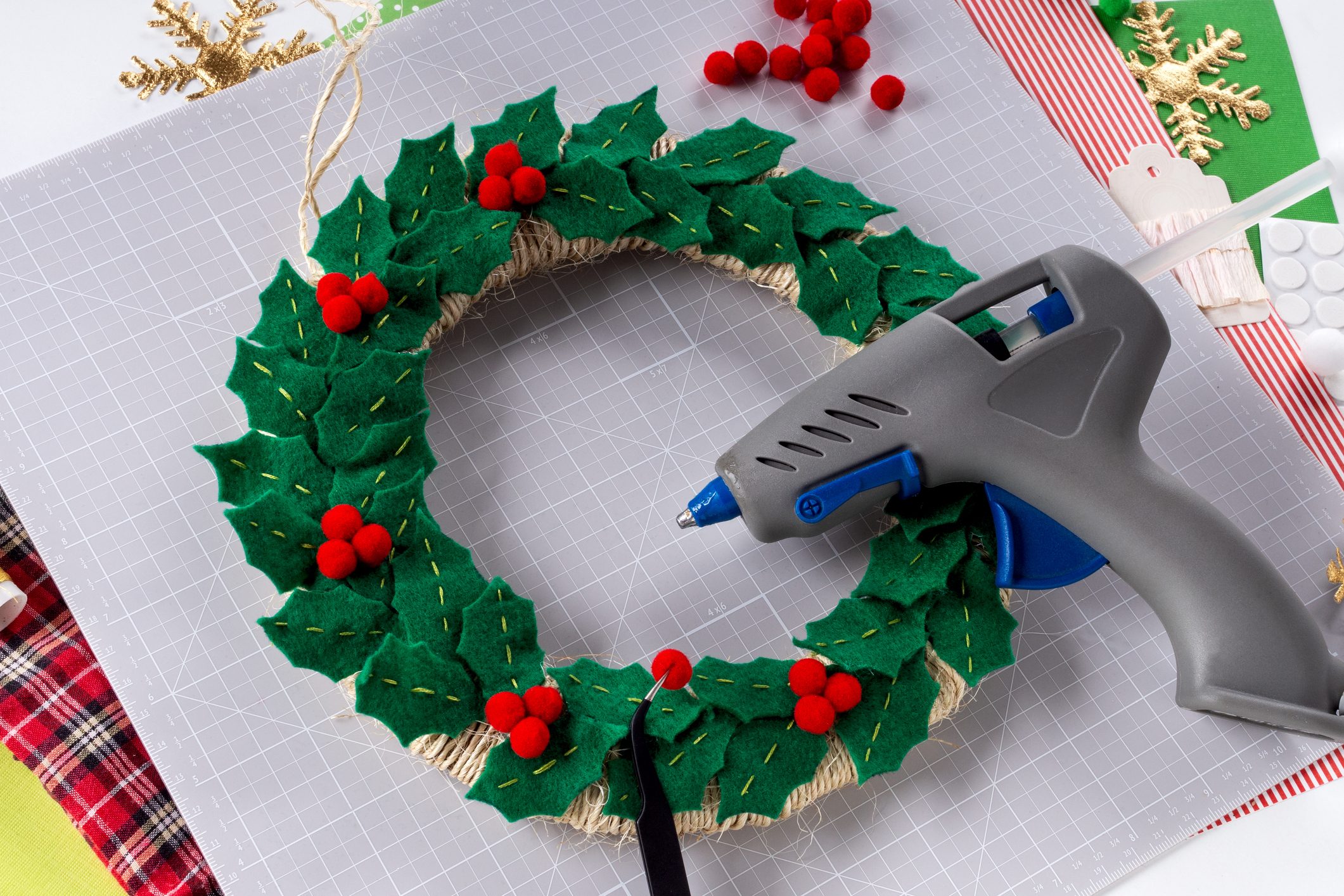 diy felt holly wreath for christmas