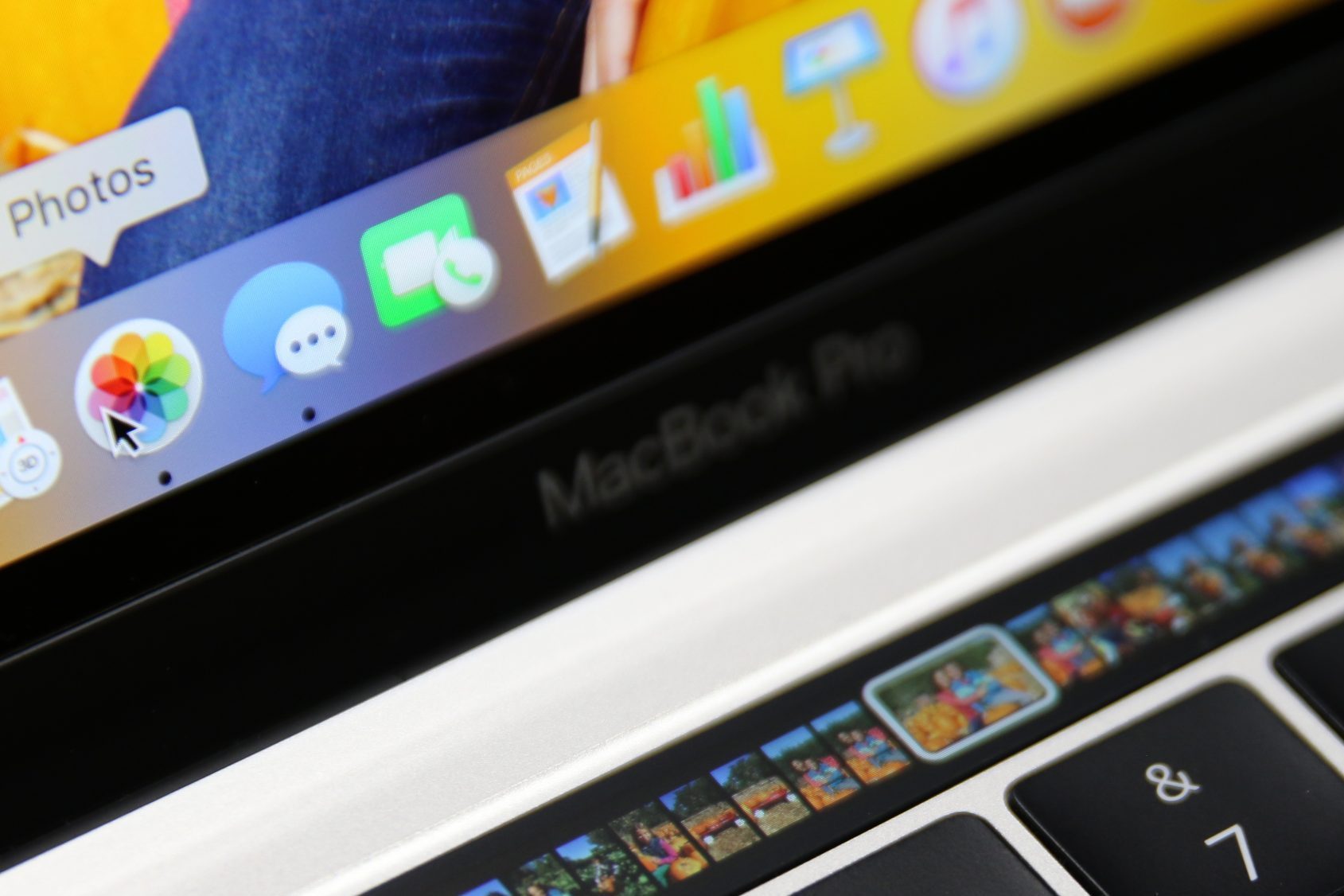 Apple replaces control keys with a TouchBar