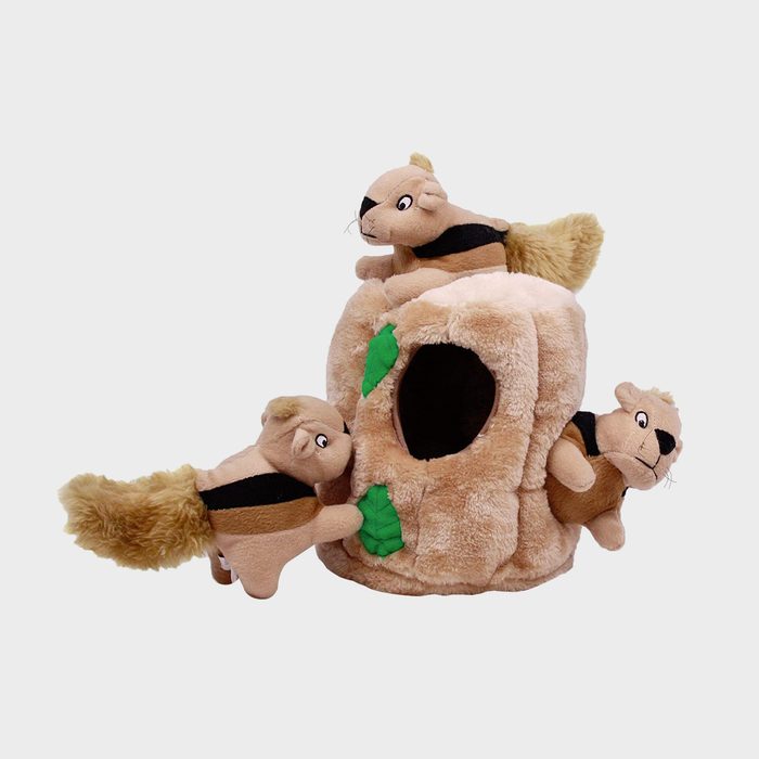 Plush squirrels are climbing a plush tree trunk with a central hole, featuring green leaves on a light gray background.