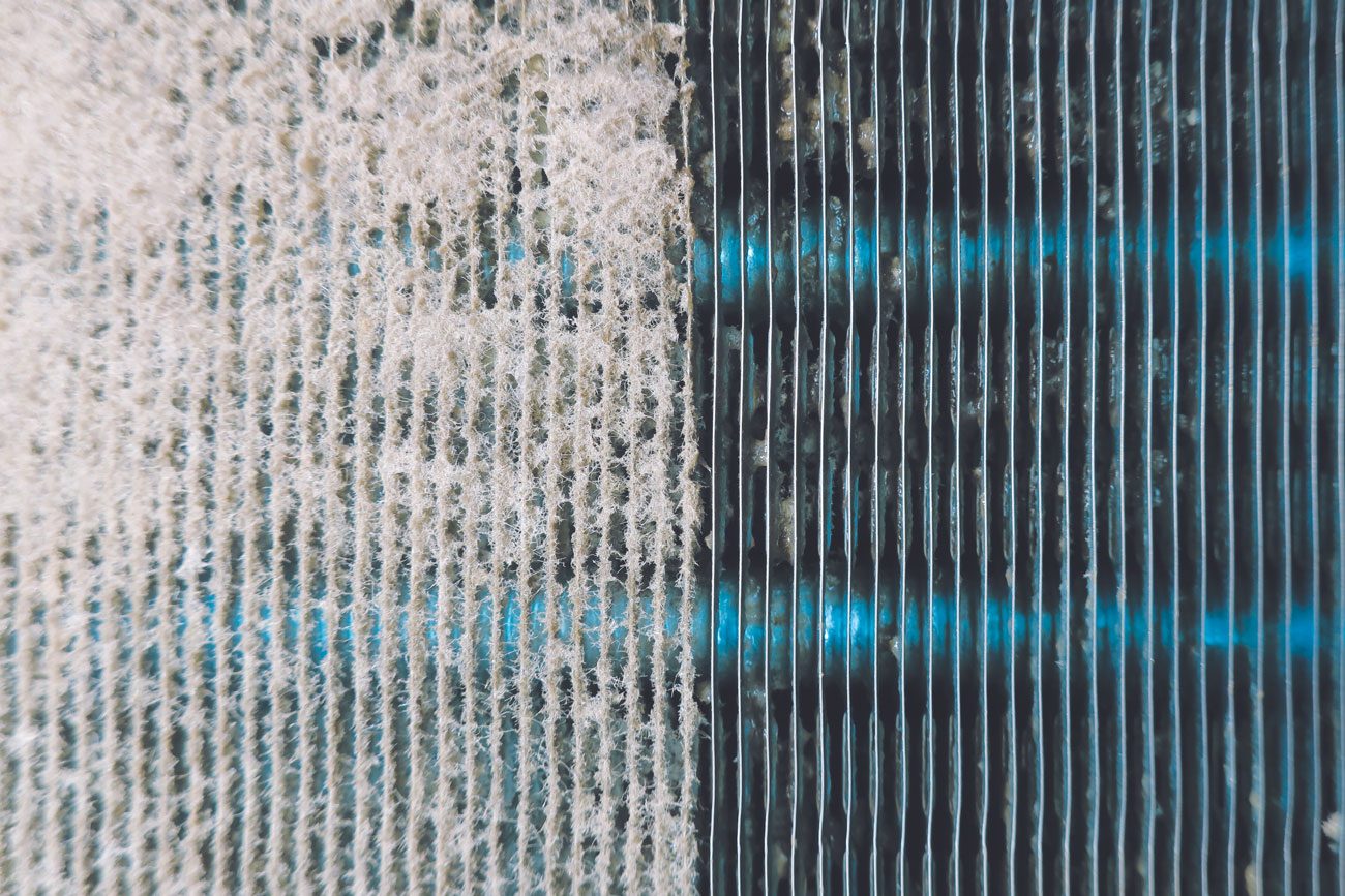 Air conditioner cooling coil that half comparison between thick dust and clean