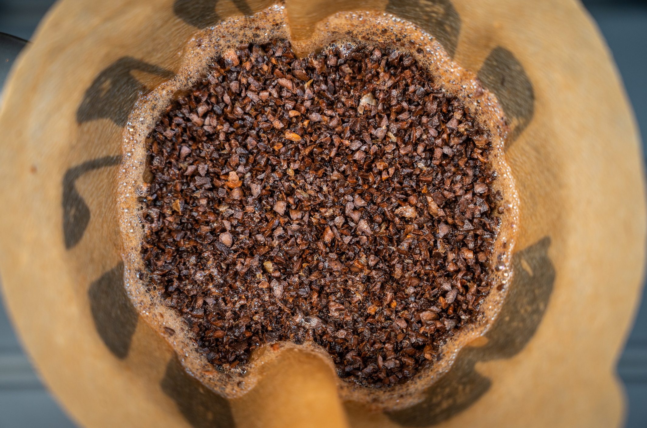 Ground coffee after extraction flavour by pour over. When made filter coffee, the delicate body possesses a particularly large aromatic profile with roasted and dried fruits notes.