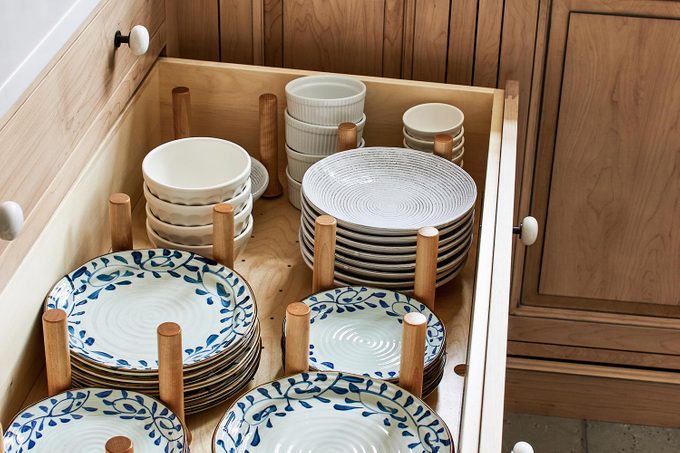 drawer with plates with the peg system