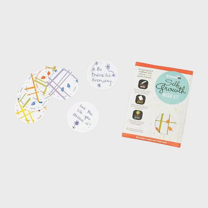 Kit displays circular wish cards on surface; some show colorful patterns, others inspiring messages. Kit packaging describes steps: 