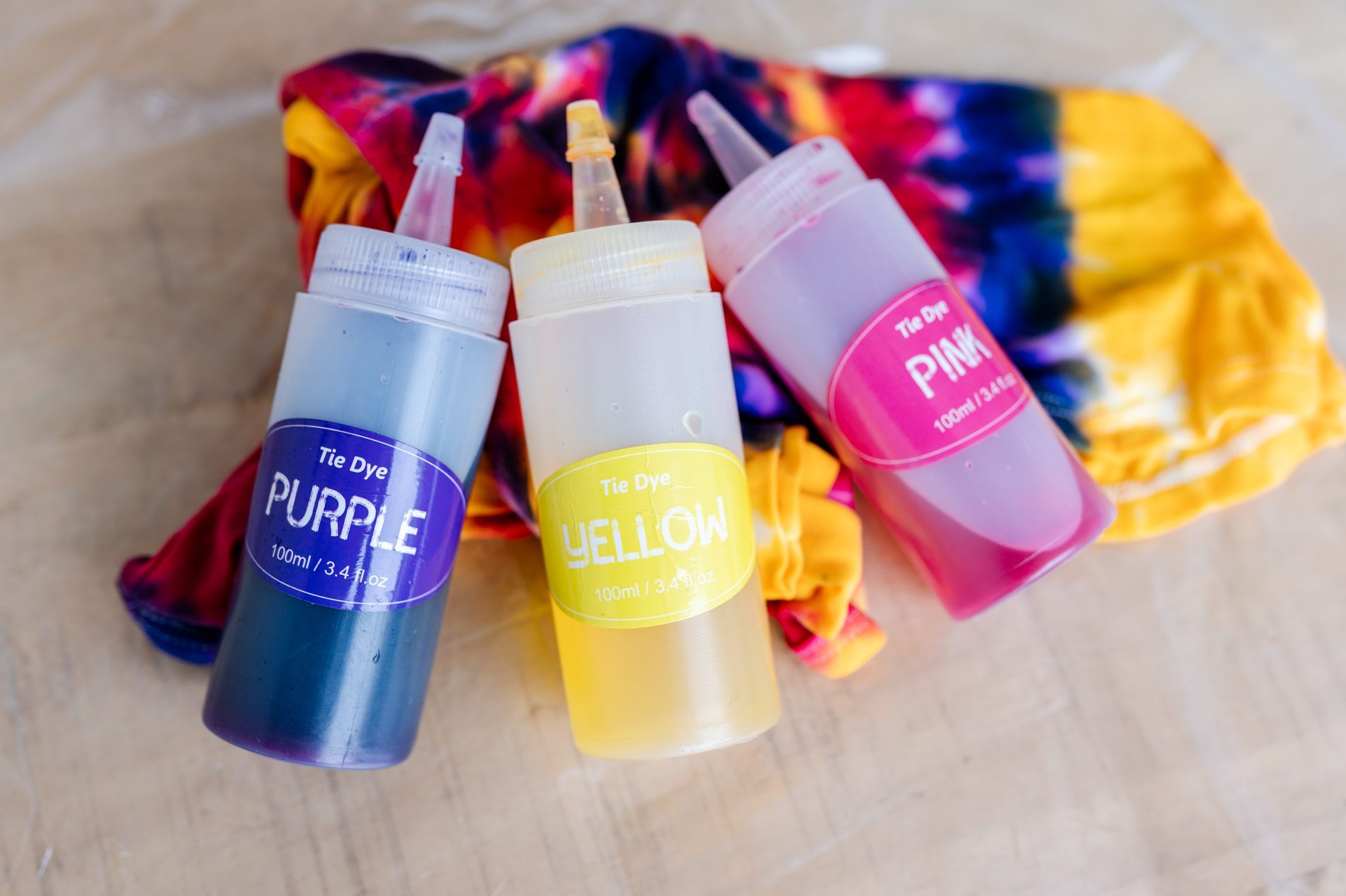 Dosing containers with colored ink to dye clothes