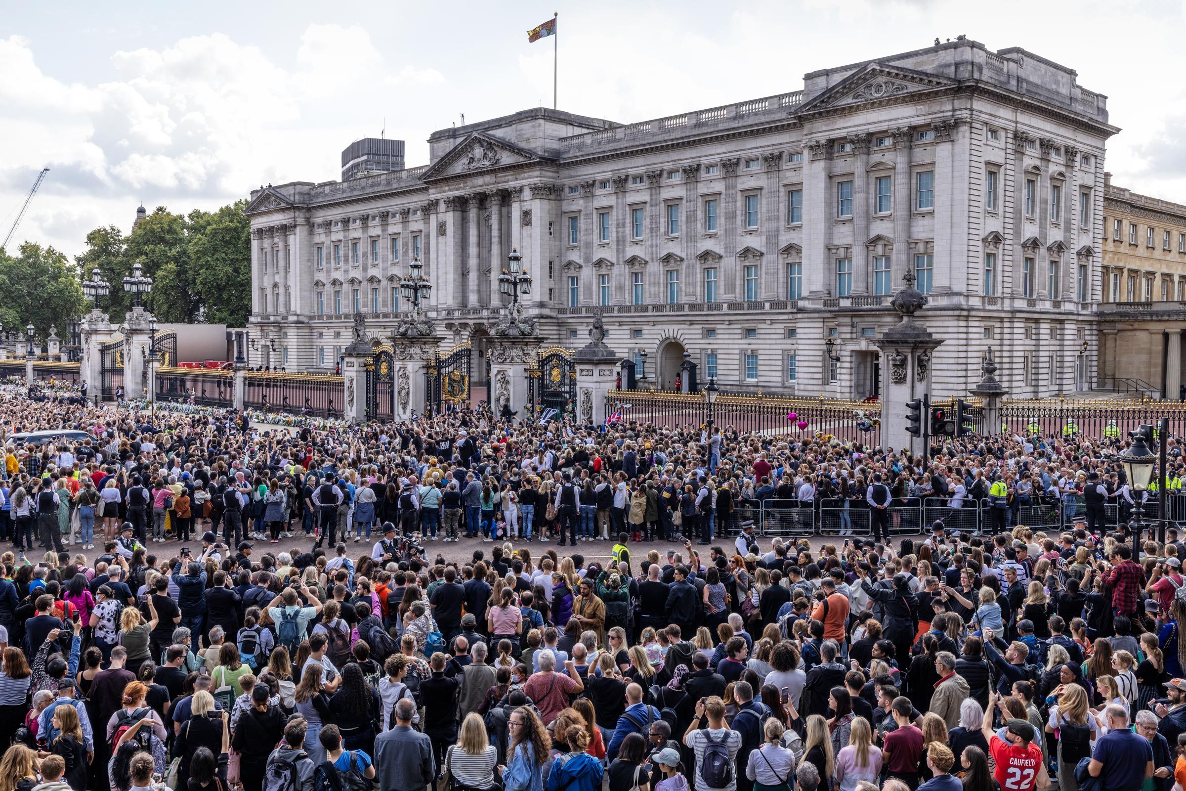 crowds at buckingham palace