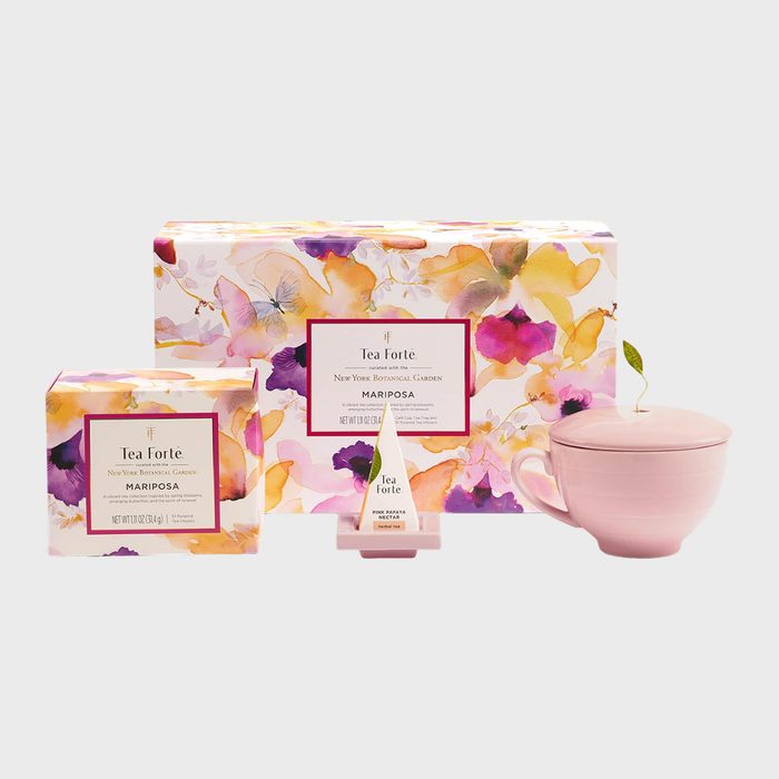 Tea set features floral packaging with a mug, lid, and pyramid infuser; labeled 