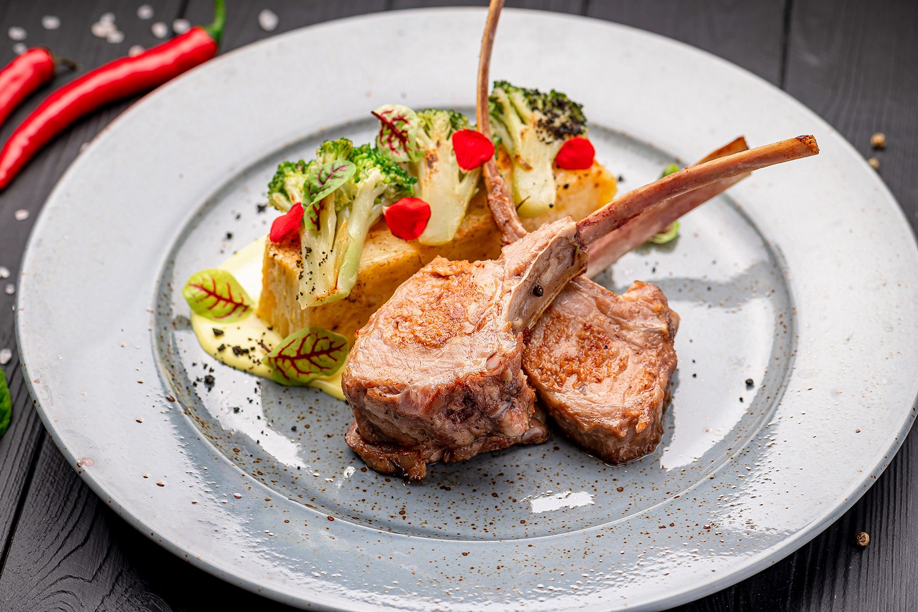 12 Steakhouse Etiquette Mistakes Everyone Makes Gettyimages 1420809953