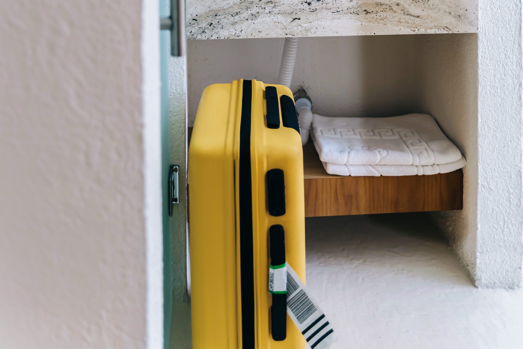 Here's Why You Should Put Luggage In Your Hotel Room's Bathtub