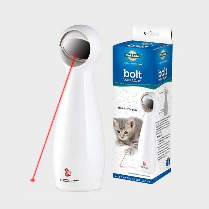 White automatic laser toy emits red beam, placed beside product packaging with a playful kitten image, labeled 