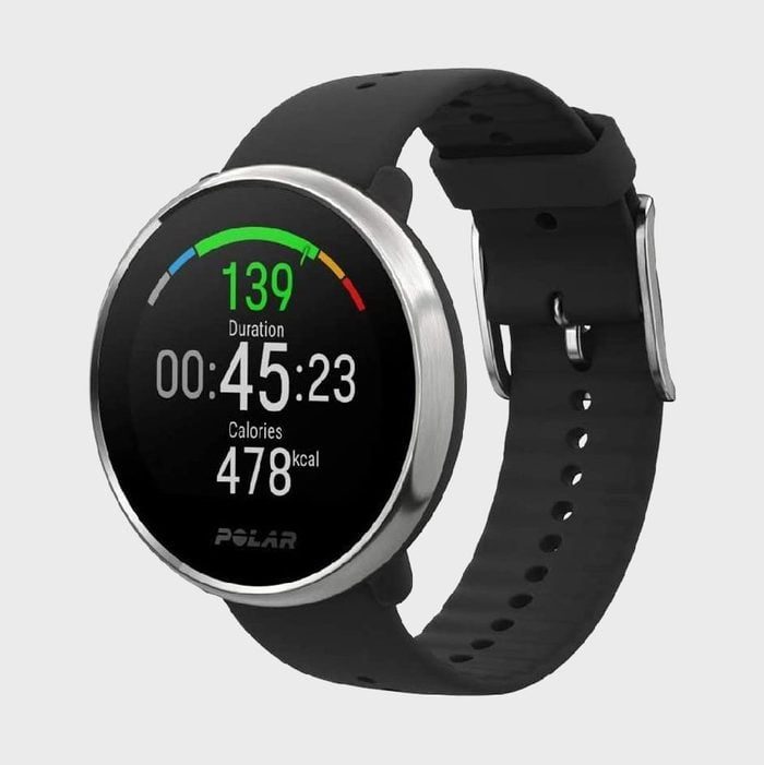 Smartwatch displays workout metrics, showing heart rate 139, duration 00:45:23, and 478 calories burned against a gray background.