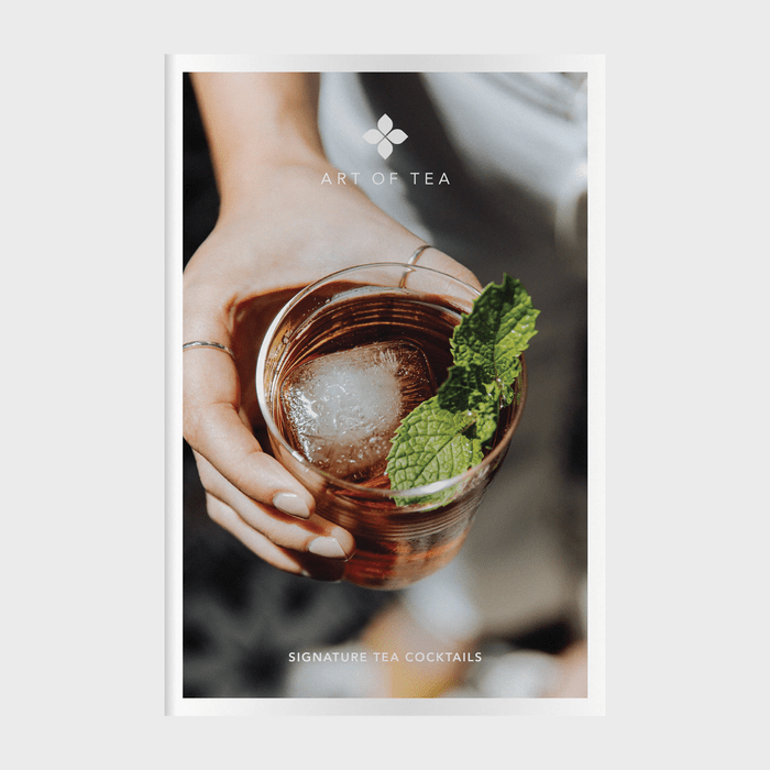 A hand holds a tea cocktail with ice and mint leaves in a glass. Text: 