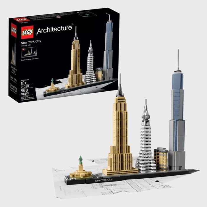 LEGO set displays New York City skyline with detailed landmarks on a map-themed surface. Box features set image and essential product details.