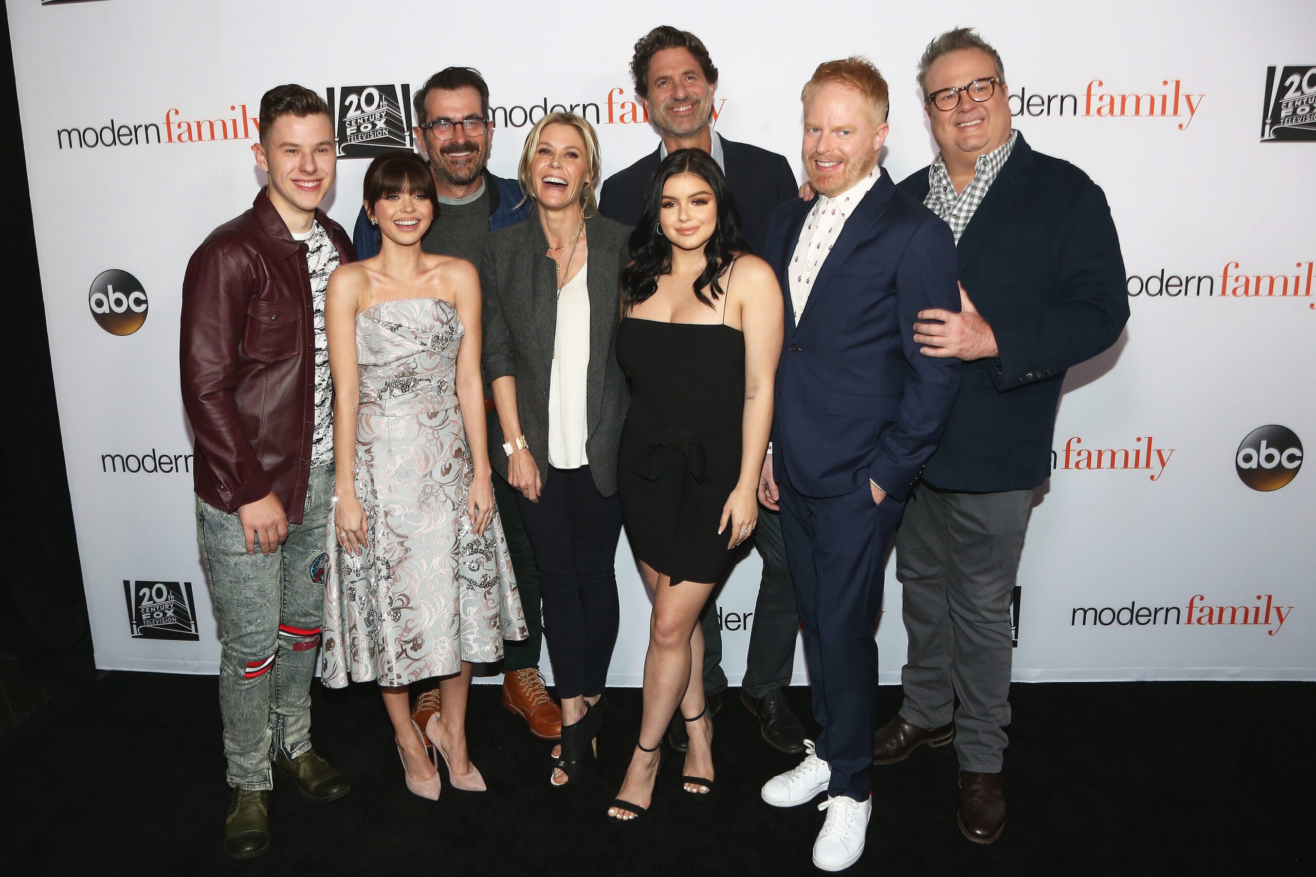 Cast members of "Modern Family" on the red carpet